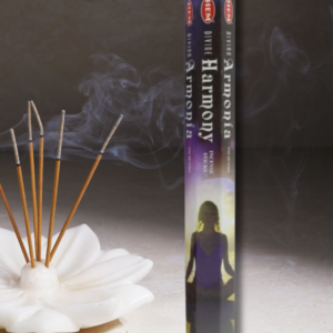 L’encens Harmonie Divine de HEM est un encens spirituel qui favorise l’équilibre intérieur et la paix profonde. Son parfum subtil et raffiné élève les vibrations et instaure un climat de sérénité. Il est idéal pour apaiser les tensions, retrouver le calme après une journée agitée ou accompagner un rituel de recentrage. Brûler cet encens, c’est inviter la douceur, l’équilibre et la lumière dans votre espace. Il aide à dissiper les énergies lourdes, à harmoniser les émotions et à ramener l’esprit dans un état de tranquillité. Son odeur agréable emplit la pièce d’une atmosphère propice au lâcher-prise et à la méditation. Il s’utilise aussi bien lors d’une séance de relaxation, d’un moment de prière ou d’un rituel spirituel. Vous pouvez l’allumer lorsque vous ressentez un déséquilibre émotionnel, lorsque le mental s’agite trop ou simplement lorsque vous souhaitez créer une ambiance apaisante et bienveillante. L’encens Harmonie Divine est également un support précieux pour purifier un lieu. La fumée légère et persistante nettoie les énergies stagnantes et rétablit une circulation fluide et lumineuse. Ainsi, il contribue à instaurer un sentiment de sécurité et de bien-être dans la maison. Son action énergétique agit autant sur le plan intérieur que sur le plan extérieur. Sur le plan intérieur, il favorise le centrage, la stabilité et le calme émotionnel. Sur le plan extérieur, il aide à instaurer une atmosphère paisible et harmonieuse autour de soi, bénéfique aussi bien pour soi que pour les personnes présentes. Vous pouvez l’utiliser seul, lors d’un moment de silence, ou l’intégrer dans un rituel plus complet avec des pierres naturelles, des prières ou de la musique douce. Dans tous les cas, il deviendra un compagnon fidèle pour retrouver une paix profonde et un équilibre durable. Caractéristiques • Boîte de 20g (environ 20 bâtons) • Temps de combustion : environ 30 à 40 minutes par bâton • Encens HEM, fabriqué en Inde • Parfum subtil et équilibrant, idéal pour la méditation et le bien-être intérieur Utilisation Allumez un bâton avec une flamme, puis soufflez délicatement pour laisser la braise rougeoyer. Placez-le dans un porte-encens adapté, sur une surface stable et résistante à la chaleur. Laissez la fumée se diffuser, fermez les yeux et connectez-vous à cette énergie d’harmonie et de paix.