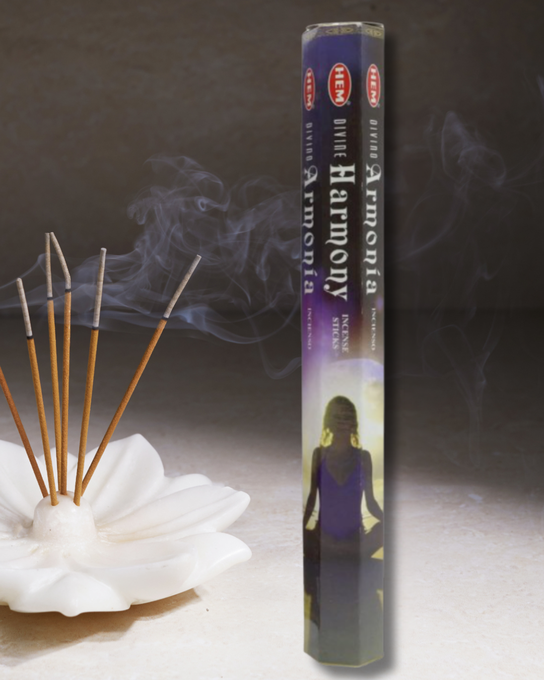 L’encens Harmonie Divine de HEM est un encens spirituel qui favorise l’équilibre intérieur et la paix profonde. Son parfum subtil et raffiné élève les vibrations et instaure un climat de sérénité. Il est idéal pour apaiser les tensions, retrouver le calme après une journée agitée ou accompagner un rituel de recentrage. Brûler cet encens, c’est inviter la douceur, l’équilibre et la lumière dans votre espace. Il aide à dissiper les énergies lourdes, à harmoniser les émotions et à ramener l’esprit dans un état de tranquillité. Son odeur agréable emplit la pièce d’une atmosphère propice au lâcher-prise et à la méditation. Il s’utilise aussi bien lors d’une séance de relaxation, d’un moment de prière ou d’un rituel spirituel. Vous pouvez l’allumer lorsque vous ressentez un déséquilibre émotionnel, lorsque le mental s’agite trop ou simplement lorsque vous souhaitez créer une ambiance apaisante et bienveillante. L’encens Harmonie Divine est également un support précieux pour purifier un lieu. La fumée légère et persistante nettoie les énergies stagnantes et rétablit une circulation fluide et lumineuse. Ainsi, il contribue à instaurer un sentiment de sécurité et de bien-être dans la maison. Son action énergétique agit autant sur le plan intérieur que sur le plan extérieur. Sur le plan intérieur, il favorise le centrage, la stabilité et le calme émotionnel. Sur le plan extérieur, il aide à instaurer une atmosphère paisible et harmonieuse autour de soi, bénéfique aussi bien pour soi que pour les personnes présentes. Vous pouvez l’utiliser seul, lors d’un moment de silence, ou l’intégrer dans un rituel plus complet avec des pierres naturelles, des prières ou de la musique douce. Dans tous les cas, il deviendra un compagnon fidèle pour retrouver une paix profonde et un équilibre durable. Caractéristiques • Boîte de 20g (environ 20 bâtons) • Temps de combustion : environ 30 à 40 minutes par bâton • Encens HEM, fabriqué en Inde • Parfum subtil et équilibrant, idéal pour la méditation et le bien-être intérieur Utilisation Allumez un bâton avec une flamme, puis soufflez délicatement pour laisser la braise rougeoyer. Placez-le dans un porte-encens adapté, sur une surface stable et résistante à la chaleur. Laissez la fumée se diffuser, fermez les yeux et connectez-vous à cette énergie d’harmonie et de paix.